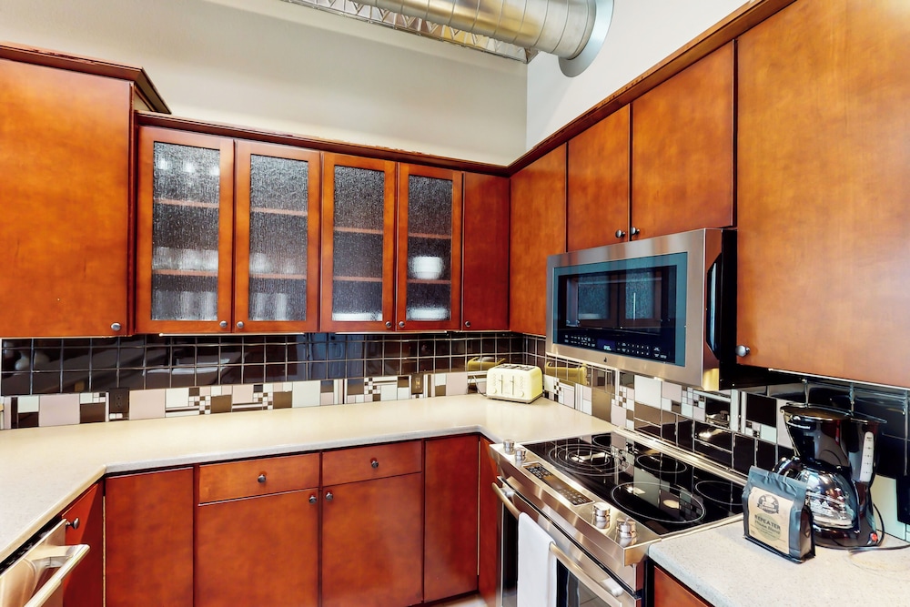 2BR Updated Dtwn Condo: Streaming, Patio, W & D