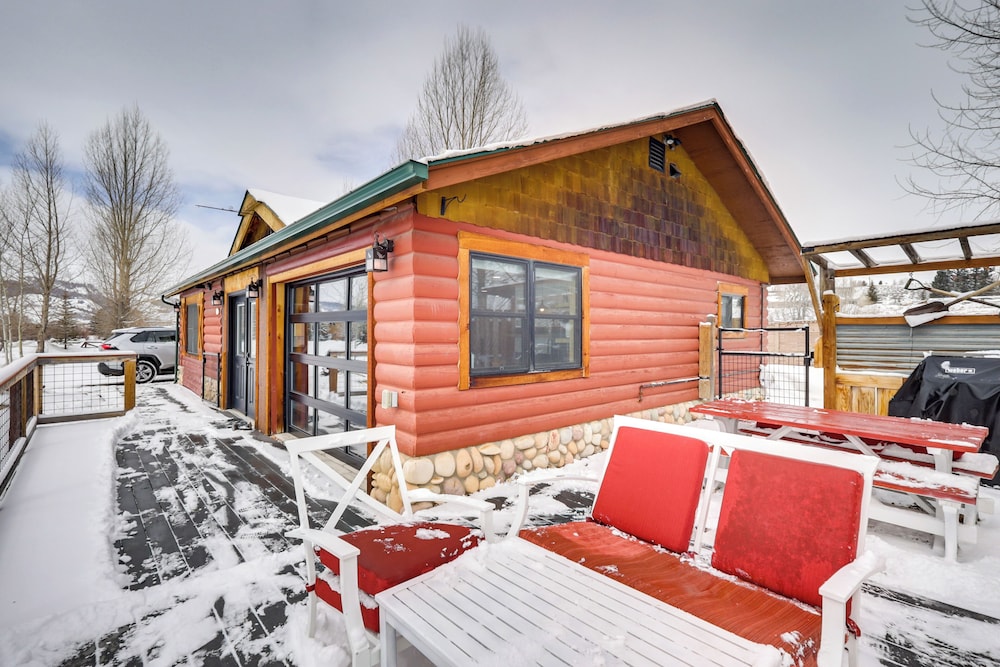 Modern Granby Retreat: Fish, Hike & Relax!