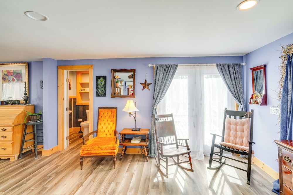 4 Mi to Dtwn Catskill: Mtn-view Home
