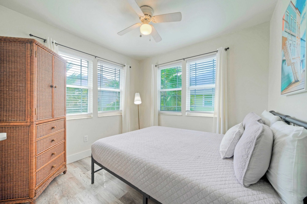 Near Beach & Dining in Golf Cart Zone + Private Balcony Salty Sunshine #B
