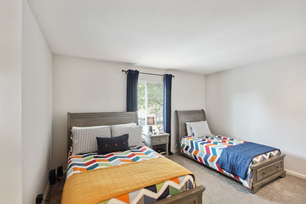 Overland Park Condo, Close to Lakes Parks! - Property Image 24