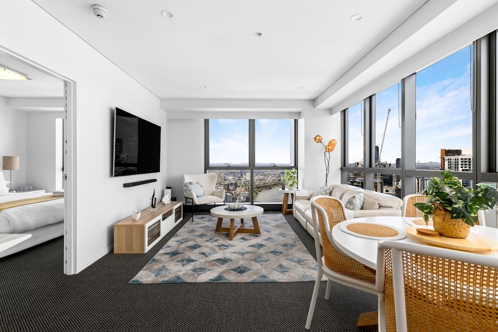 Stunning River View 2-bed With Pool