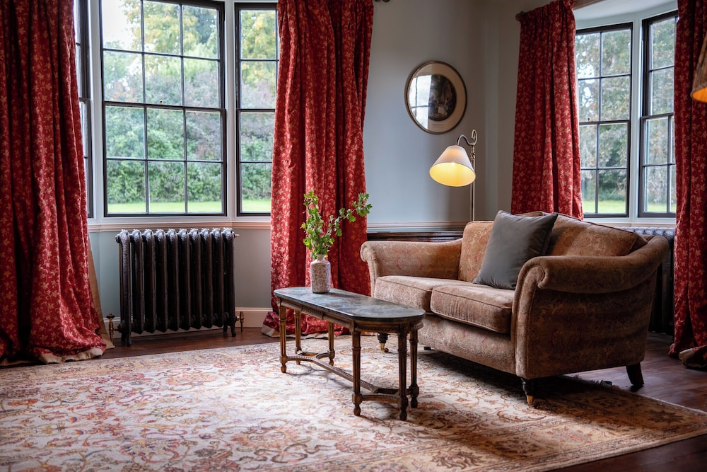 Stunning 4BD Home in Worcestershire