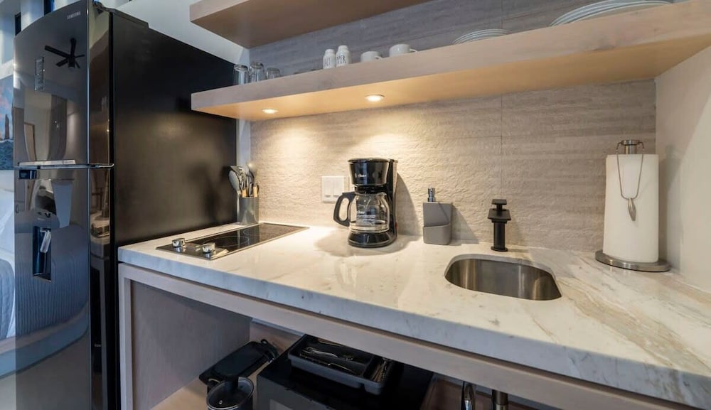 New 1BR Condo Near Marina and Downtown - Pool