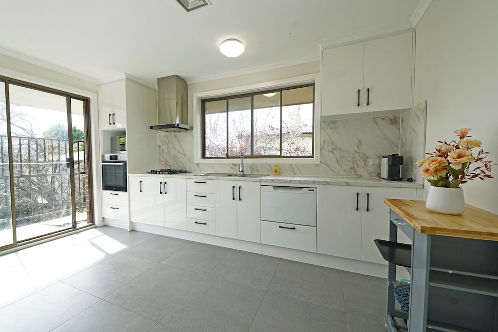 Maroondah 3BR Brick House