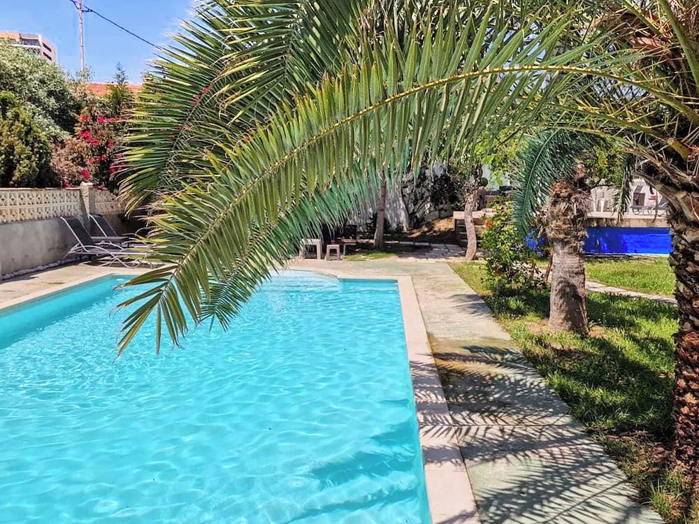 House With Exclusive Pool and Garden 7 min Walk From the Beach and the Center