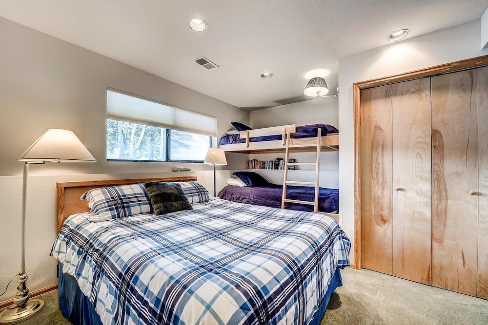 Mountainside House 673 4 Bedroom Home by RedAwning
