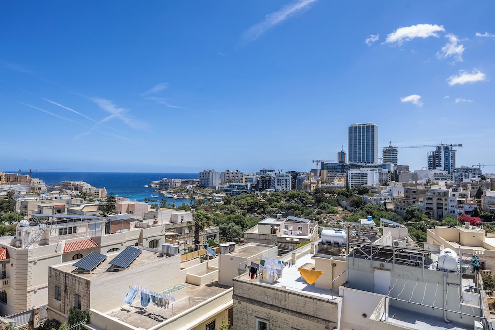 1 BR Penthouse for Couples & Families