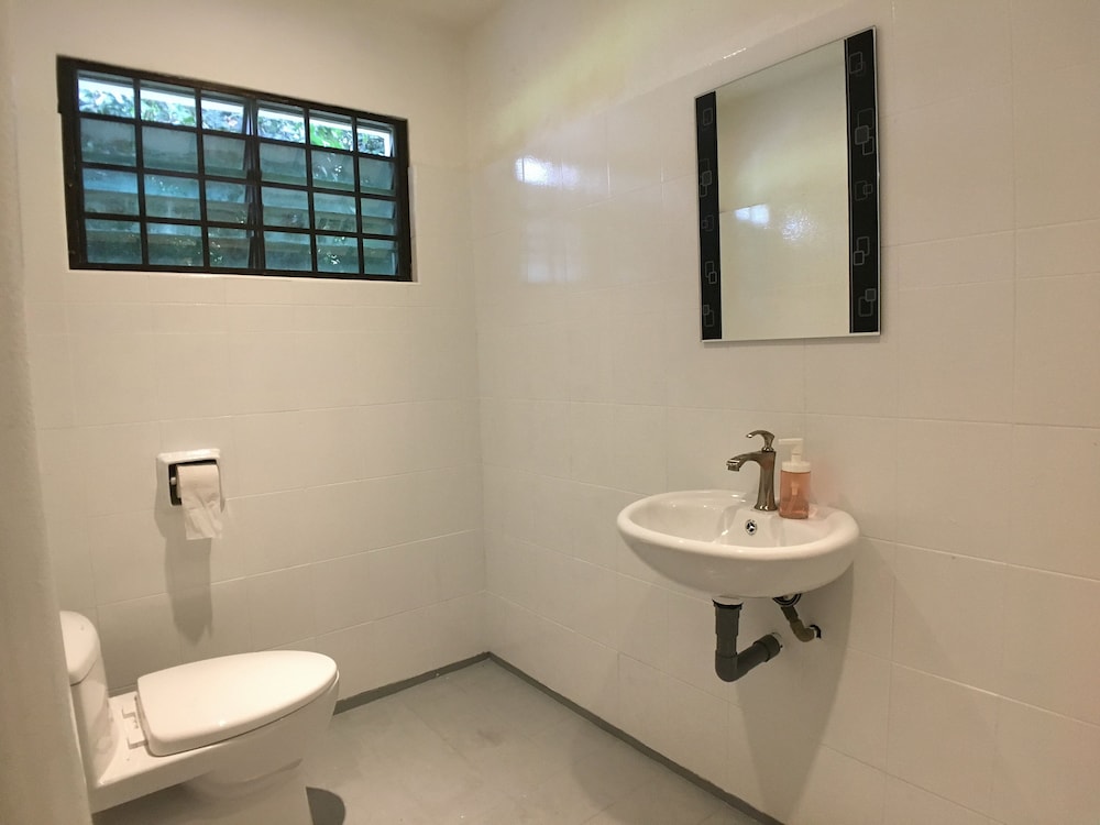 iBook4 Deluxe 2 Bedroom Gurney Suite by iBook Homestay
