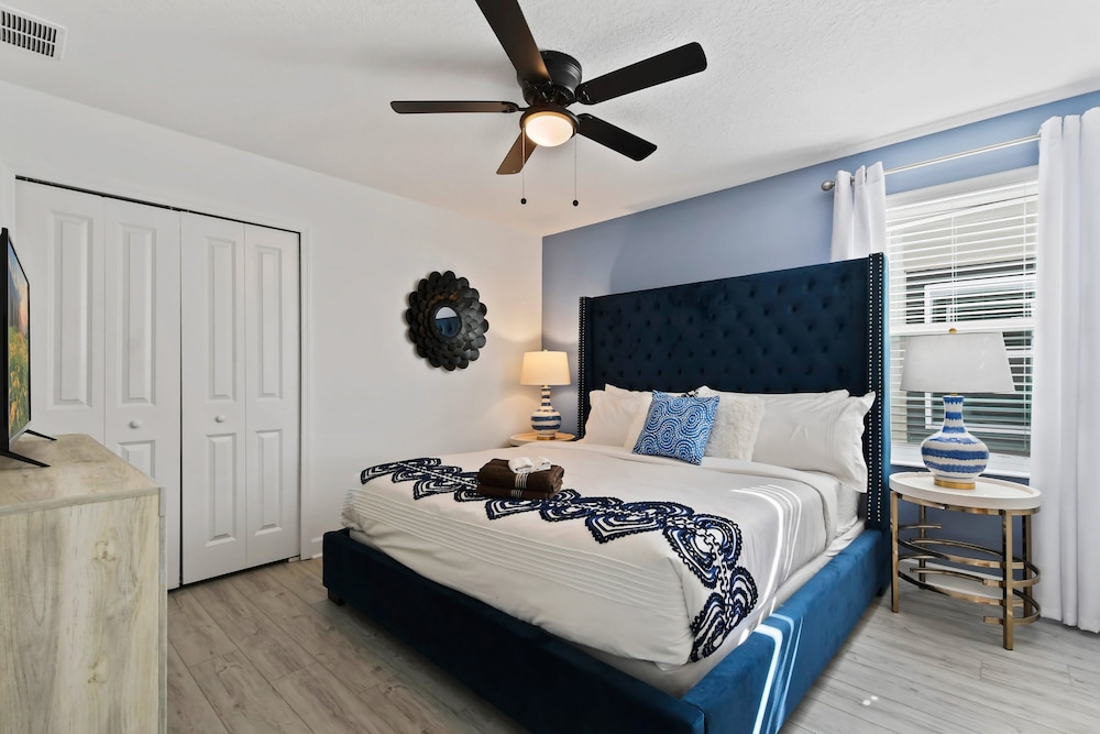 Striking Disney Themed10br Pool/spa/game Room view 5