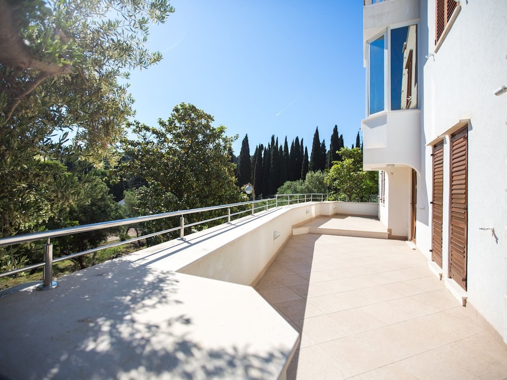 5 Bedroom Holiday Home With Balcony