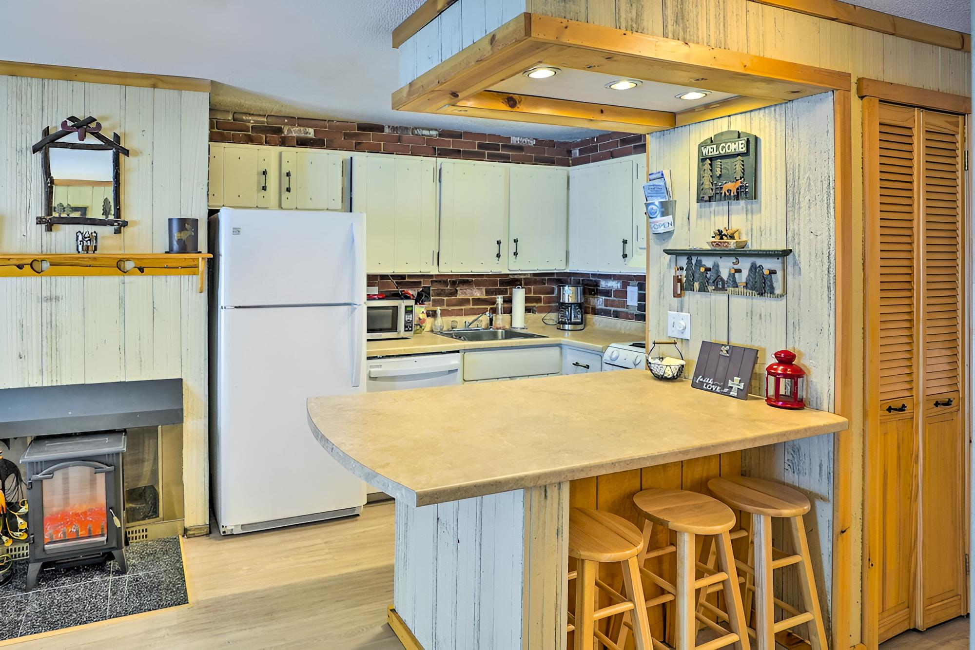 Cozy Mount Snow Condo w/ Shuttle: 1 Mi to Slopes! view 2