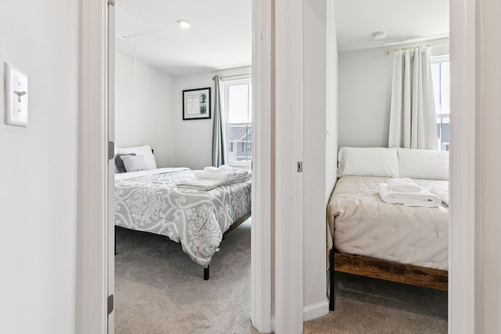 Modern Downtown Retreat Near Swamp Rabbit Trail 4 Bedroom Townhouse