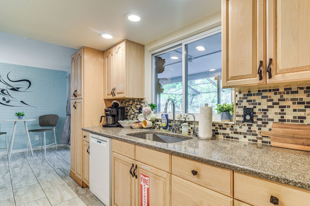 6 Mi to Clearwater Beach: Home w/ Furnished Lanai