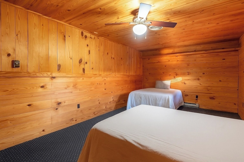 Pet-friendly 3BR Lake House Firepit & Pier