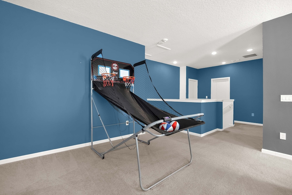 Upstay Spacious Villa w Pool Hot Tub Game Room