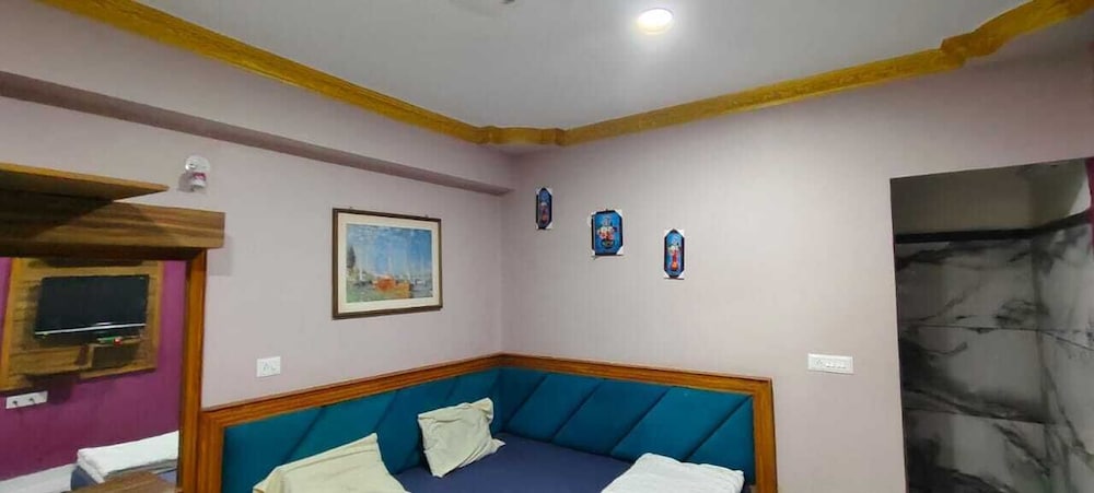 Hotel Karishma Palace Badnawar