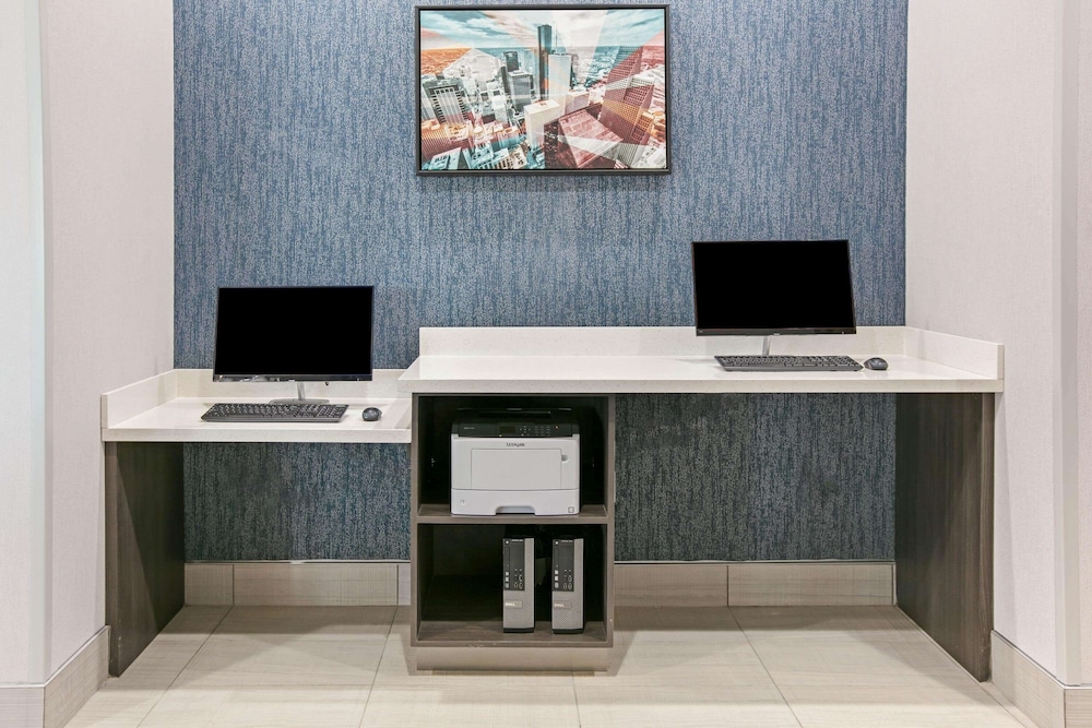 La Quinta Inn  Suites by Wyndham DFW West-Glade Parks - Property Image 4