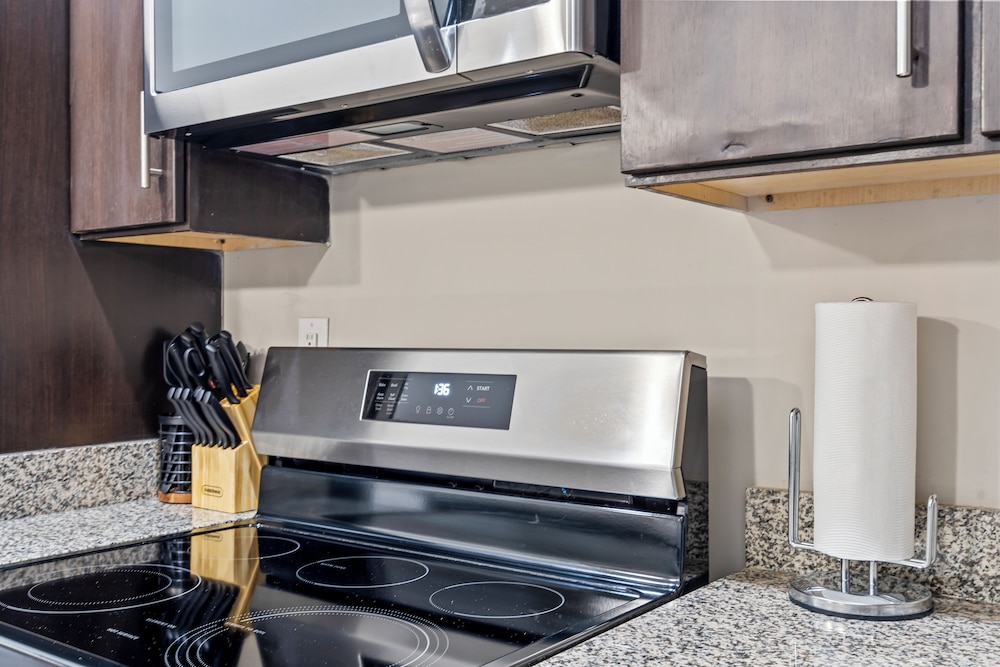 Upscale King 3BR Townhouse in Pineville