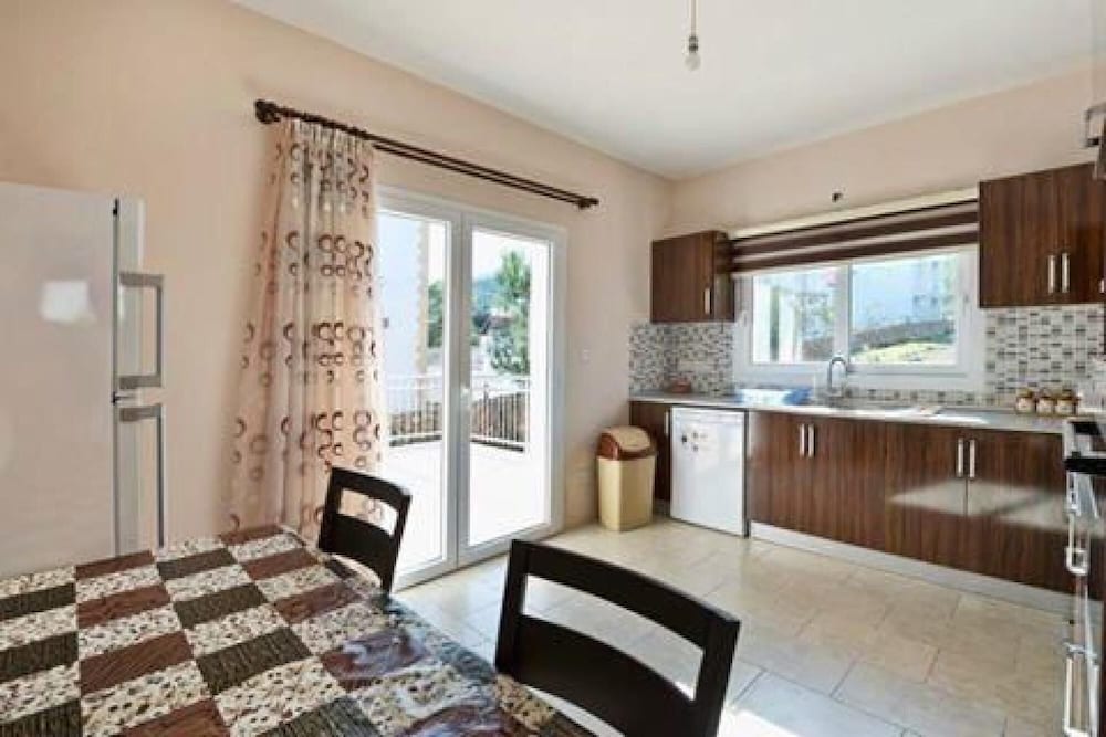 House With Shared Pool and Terrace 9 min to Beach