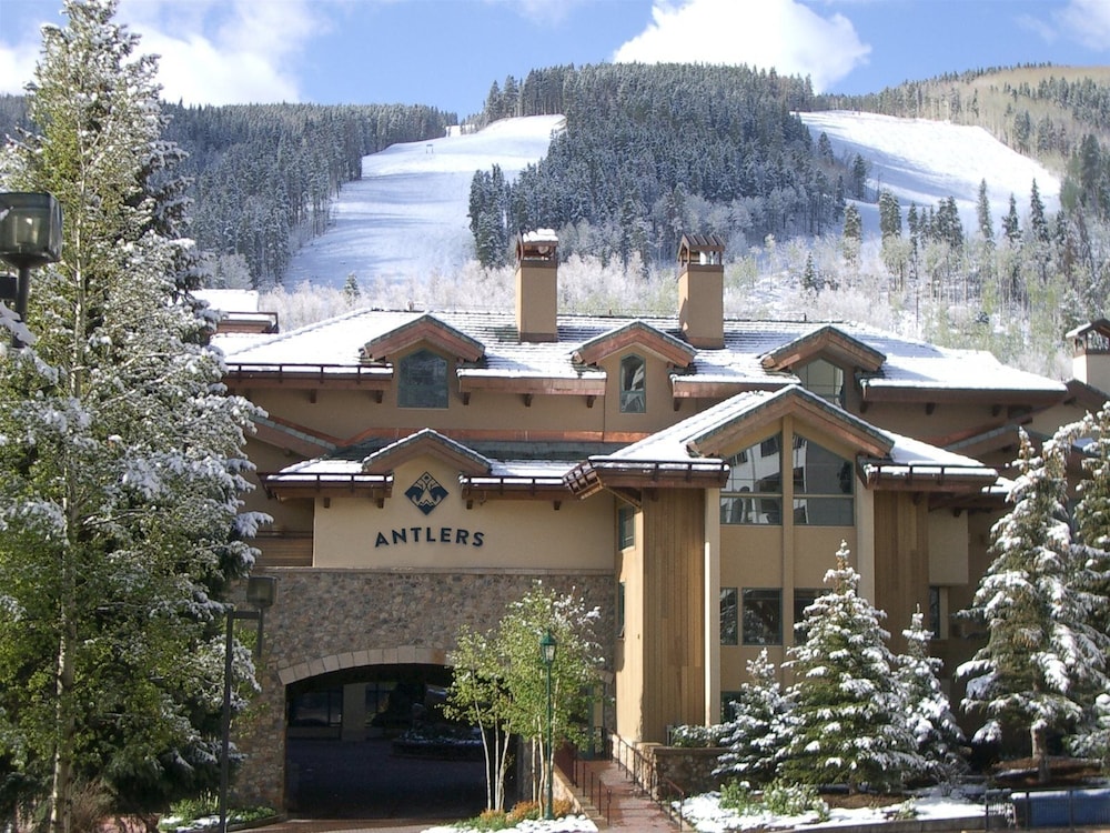 Spacious 3 Bedroom Condo in Lionshead Village - 100 Yards to Lift, Pool, hot Tub!