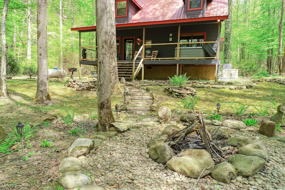 Elk Run On Cosby Creek - 2 Bedrooms, 2 Baths, Sleeps 7 Cabin by RedAwning