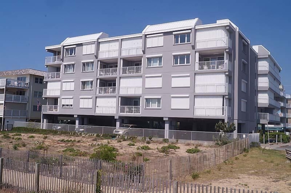 Sungate 402 2 Br condo by RedAwning