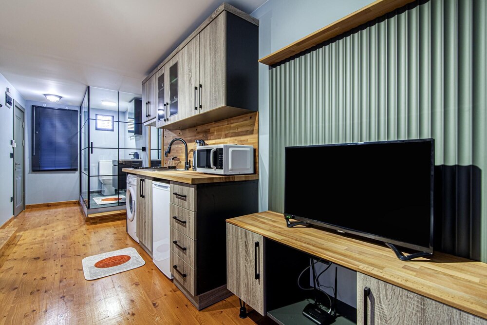 Chic Studio Flat Close to Kennedy Avenue in Fatih
