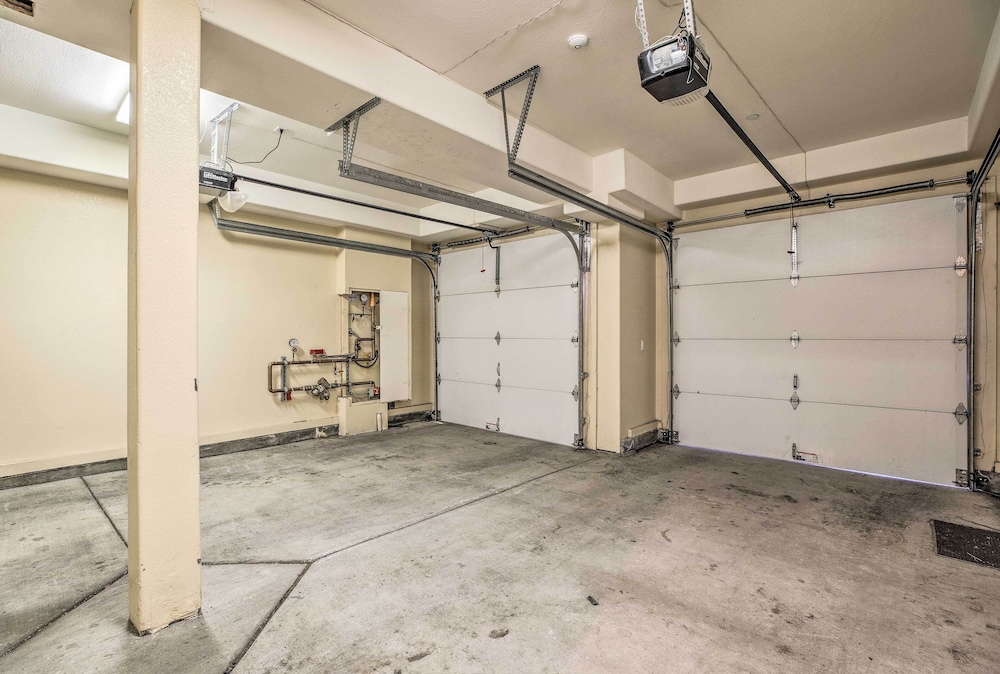 Mammoth Lakes Townhome - 10-min Walk to Village!