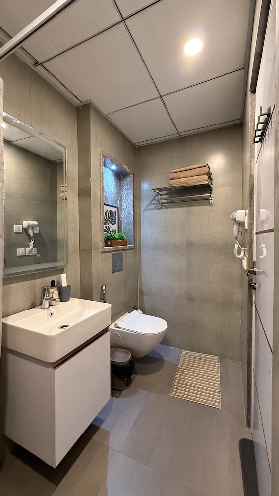 41 Floor River View - TheRoomeraStay