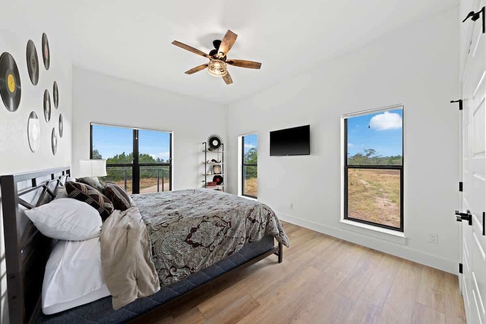 Hill Country Escape W/views Plus, Hot-tub and Pet Friendly!