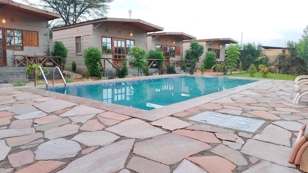Emirishoi Cottages & Garden Bistro