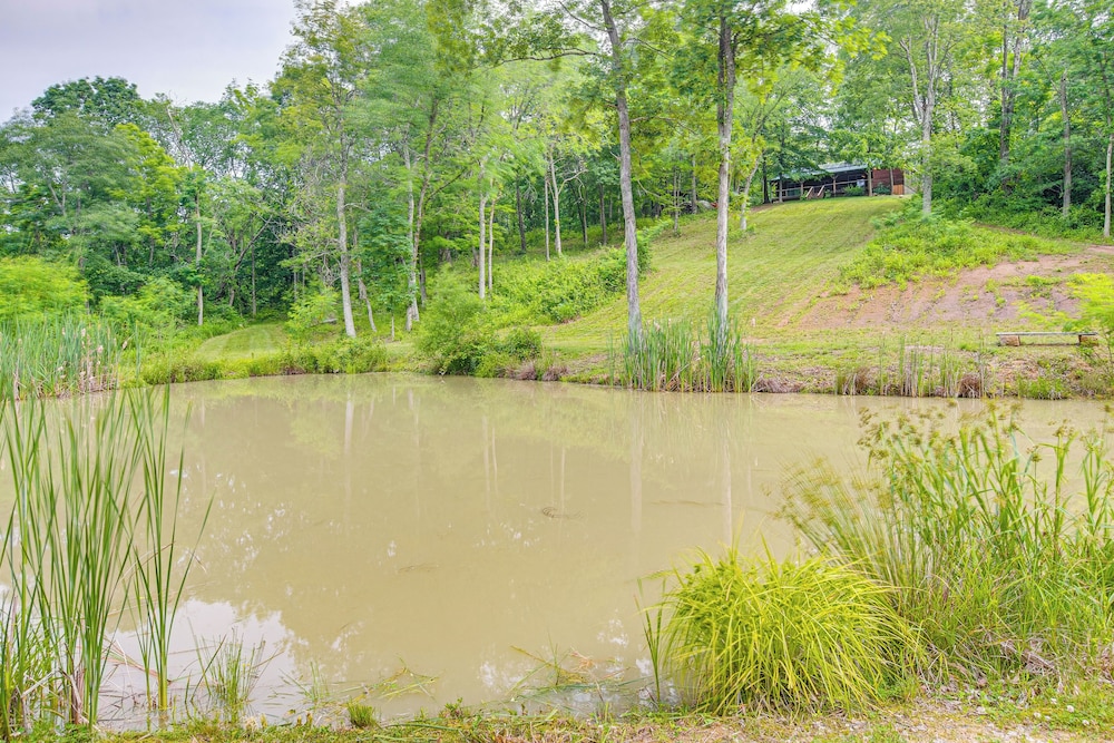 Pond & Fire Pit: Charming Log Cabin Near Blue Rock