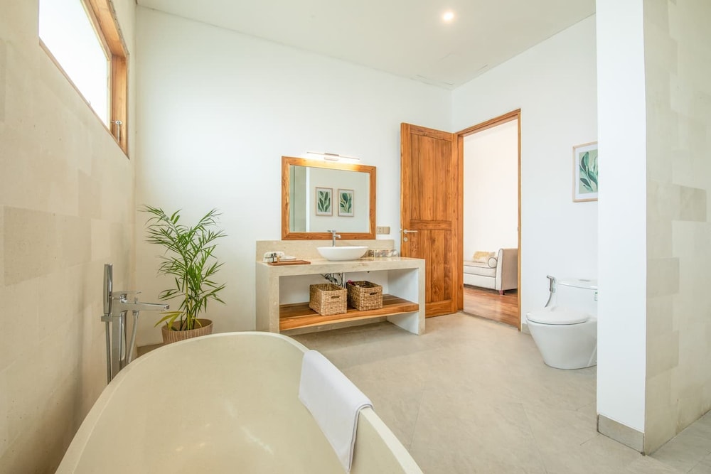 Breeze Opulent 6 BR in With Ocean View 5 Mins to Savaya