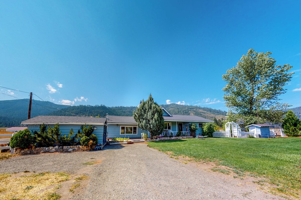 Unique 3br: Mountain Views, Hot Tub & Wood Stove