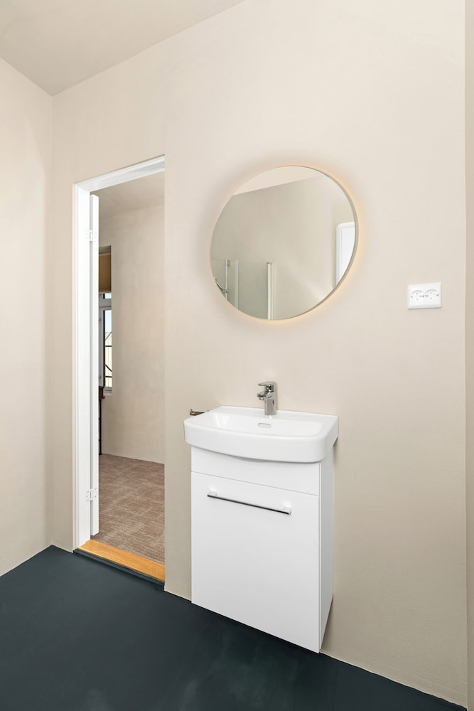 Central Guest House - Private Bathroom