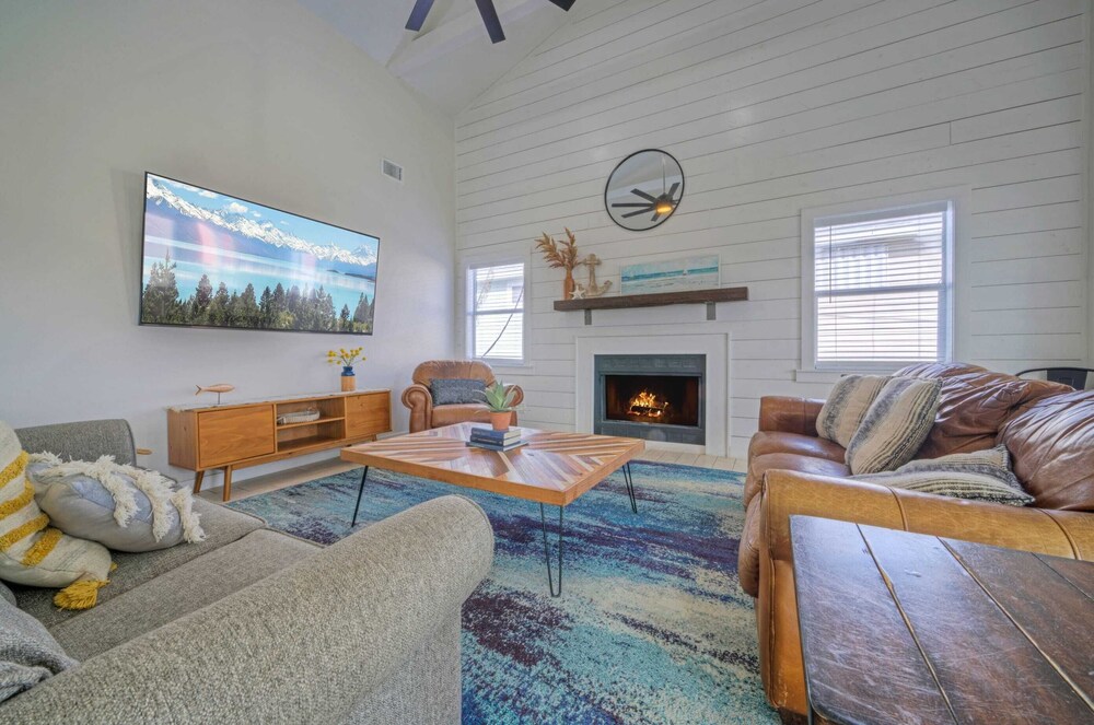 Sleeps 20! 2 Homes Near the Beach, Private Pools, Gameroom, Large Family Retreat