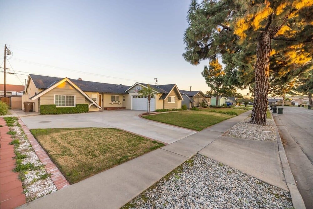 Marbella Lane - Charming 4BR Bungalo for Relaxing Retreat