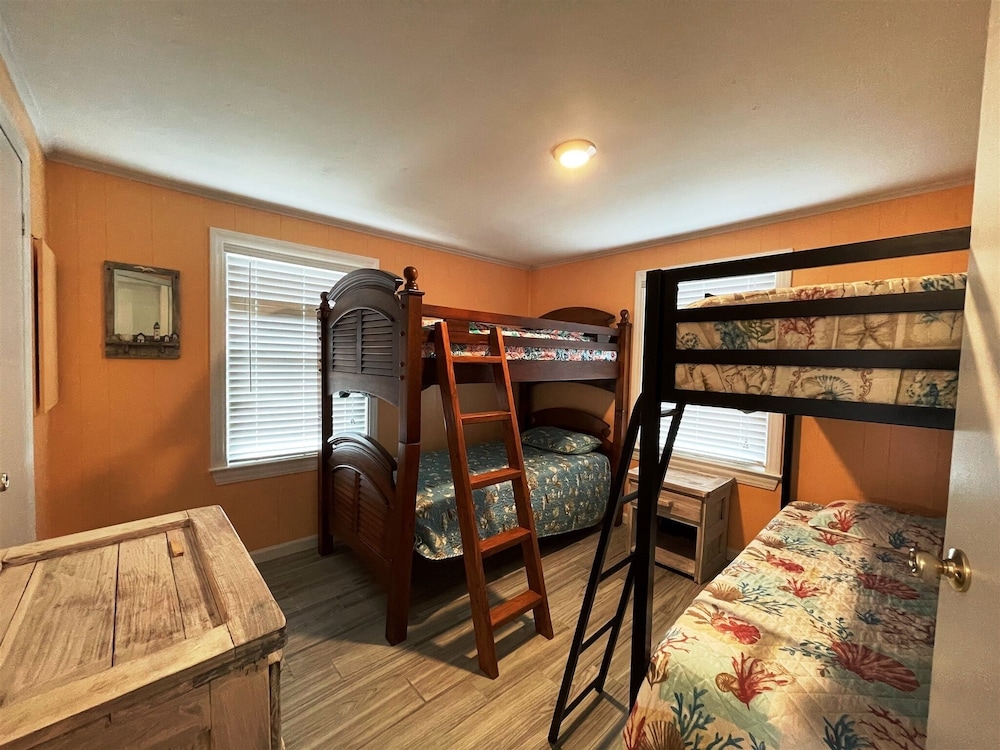 Freaky Tiki 3 Bedroom Cottage by RedAwning