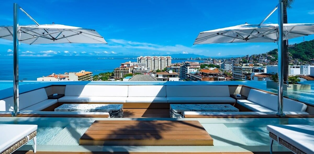 Stylish King-bed Unit - Pool - Ocean View - Gym