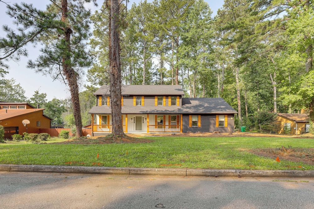 5 Mi to Stone Mountain: Lakefront Family Home
