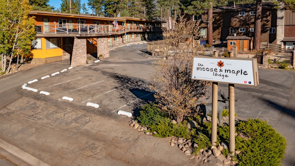 Hotel The Moose and Maple Lodge - Image 1