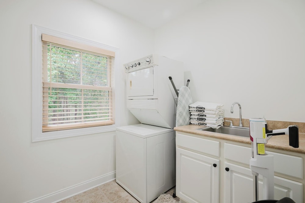 Lowcountry Landing! 3-story Townhouse in Old Town's Promenade