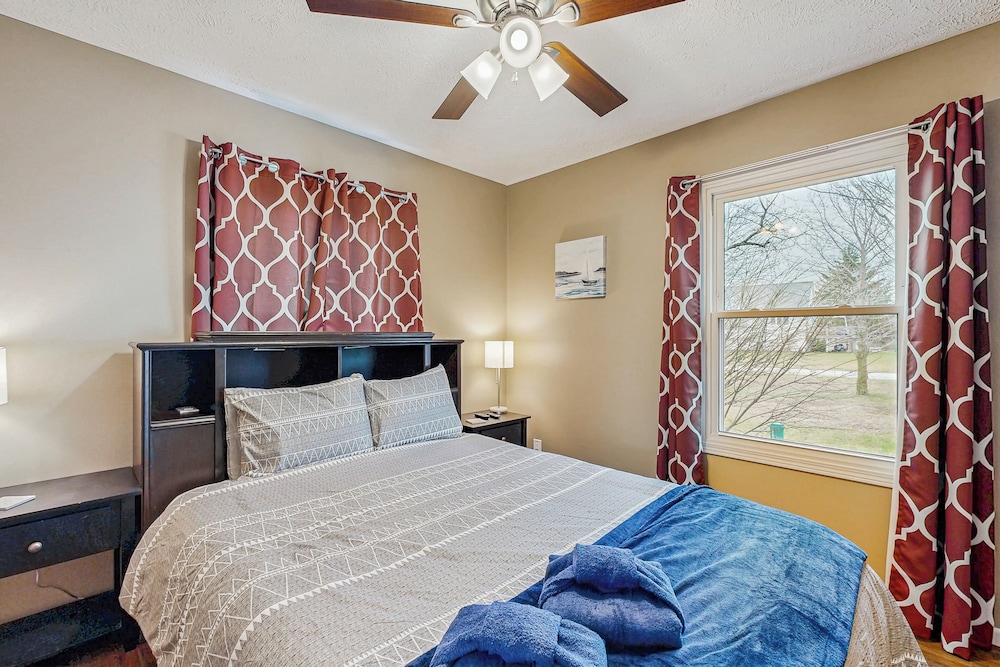 Charming 3BR Home w/ Lake Access & Pool Table