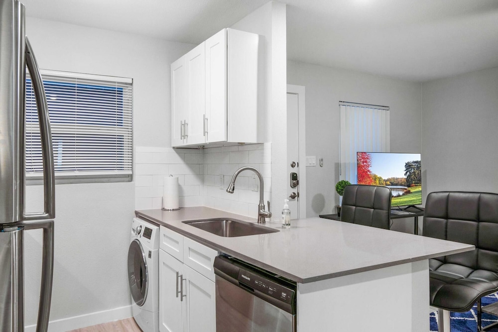 Modern 1BR Near UT Hyde Park Evonify - Image 5