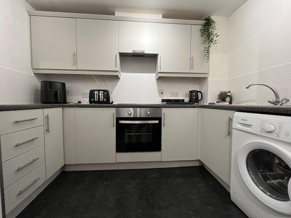 Modern Spacious Apartment in Private Grounds view 5
