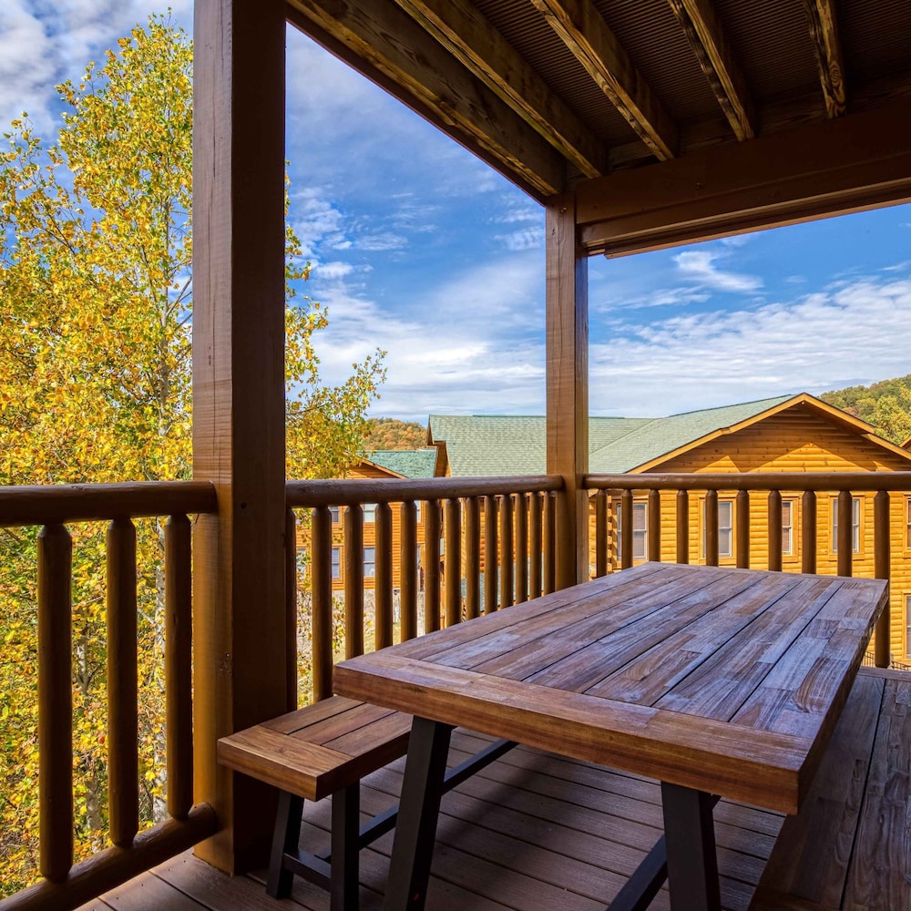 Awesome View Pool Hot Tub Game Room Fireplace