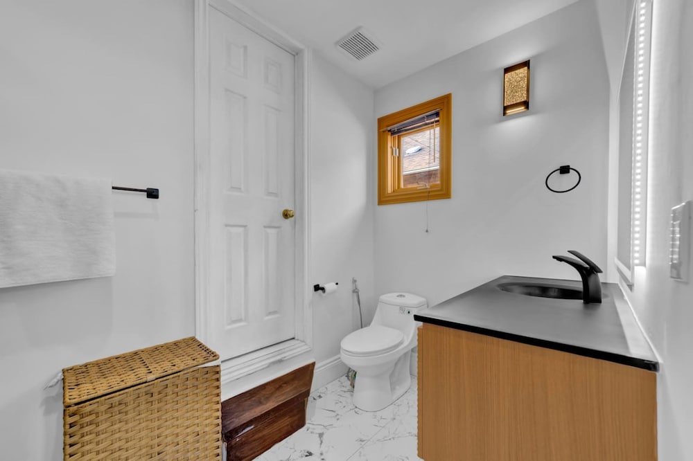 Mississauga Retreat Your Spacious 5-bedroom Home