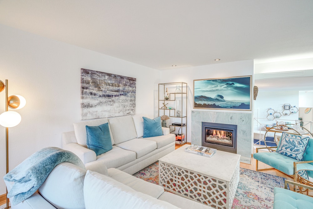 Swim, Golf & Relax: Luxe Townhome in Aptos