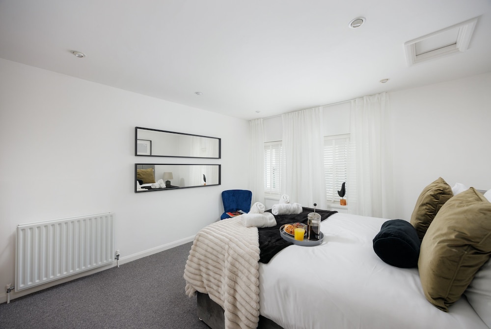 Modern 3 Bed Apartment - Parking view 2